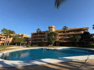 una piscina vuota di fronte a un edificio di Paraiso Cala Azul- La Cala de Mijas a La Cala de Mijas