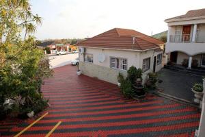 una casa con una alfombra roja delante de ella en The Rest Place Bed & Breakfast, en East London