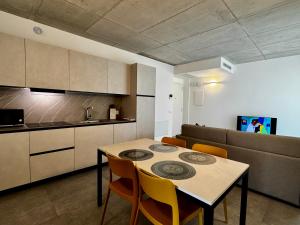 a kitchen and a dining room with a table and chairs at 1Dest - Rock'n'River - Flat in Arco