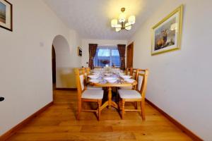 una sala da pranzo con tavolo e sedie di Suilven Cottage a Tain