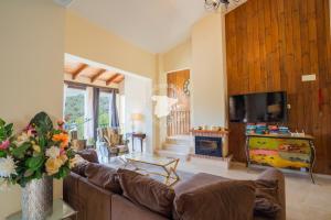 een woonkamer met een bank en een open haard bij CostaBlancaDreams Casa Altea in Altea in Alicante