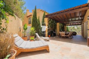 een buitenterras met een houten pergola bij CostaBlancaDreams Casa Altea in Altea in Alicante