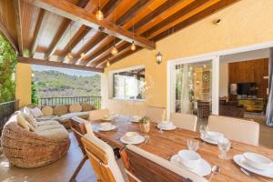 een eetkamer met een tafel en een bank bij CostaBlancaDreams Casa Altea in Altea in Alicante