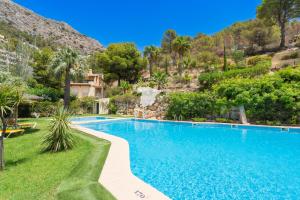 een zwembad met een heuvel op de achtergrond bij CostaBlancaDreams Casa Altea in Altea in Alicante
