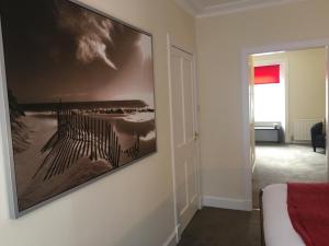 salon z dużym obrazem na ścianie w obiekcie Belstane House w mieście Cellardyke