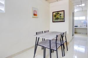 a dining room with a table and chairs at Hotel O Homestay Ayana Syariah in Yogyakarta