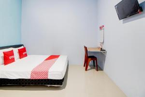 Postel nebo postele na pokoji v ubytování Hotel O Alun-Alun Purwokerto Near Gor Satria Purwokerto Formerly Guest House Blessing