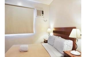 Postel nebo postele na pokoji v ubytování Townhouse OAK Metro Manila Near Osmena Highway PNR Pasay formerly Avitel Hotel