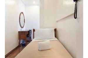 Postel nebo postele na pokoji v ubytování Townhouse OAK Metro Manila Near Osmena Highway PNR Pasay formerly Avitel Hotel