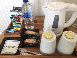 Kavos ir arbatos ruošimo rinkinys apgyvendinimo įstaigoje Edgcumbe Guest House