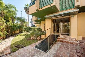 una casa con una escalera que conduce a la puerta principal en Manuela's whim, en Málaga