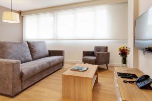 Posezení v ubytování Sercotel Logroño Suites
