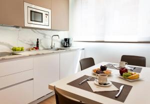 Kuchyň nebo kuchyňský kout v ubytování Sercotel Logroño Suites