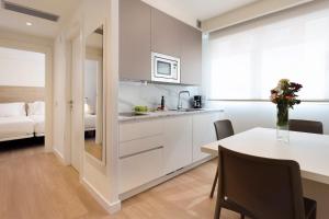 Kuchyň nebo kuchyňský kout v ubytování Sercotel Logroño Suites