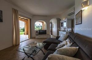 a living room with a couch and a table at Villetta Belvedere con Jacuzzi in Porto Cervo