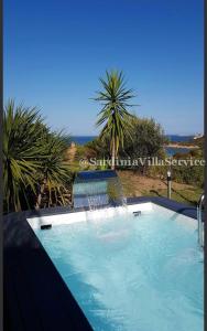 a swimming pool with a water fountain at Villetta Belvedere con Jacuzzi in Porto Cervo