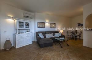 a living room with a couch and a table at Villetta Belvedere con Jacuzzi in Porto Cervo