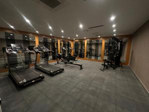 Fitness centrum a/nebo fitness zařízení v ubytování Maywood Hotel