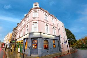 ロンドンにあるChurch Street Hotel by Belvilla near The Oval Londonの通路側のピンクの建物