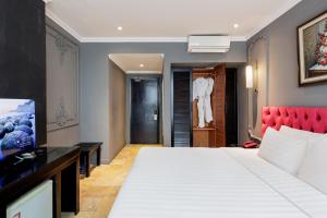 a hotel room with a bed and a tv at Collection O Le Grand Hanoi hotel - The Sun in Hanoi