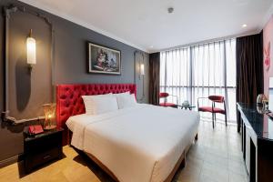 a bedroom with a large bed and a red headboard at Collection O Le Grand Hanoi hotel - The Sun in Hanoi
