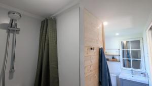 Koupelna v ubytování Tiny Tranquille + 25 fotografií