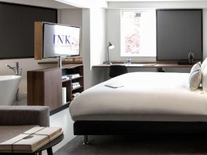Een bed of bedden in een kamer bij INK Hotel Amsterdam - MGallery Collection