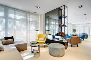 A seating area at Sercotel Madrid Aeropuerto