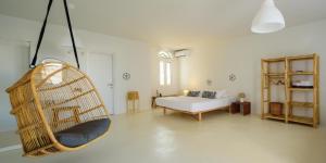 Postel nebo postele na pokoji v ubytování ALASI Tinos Jacuzzi Hotel + 37 fotografií