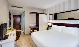 A bed or beds in a room at Sercotel Madrid Aeropuerto