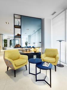 A seating area at Sercotel Madrid Aeropuerto