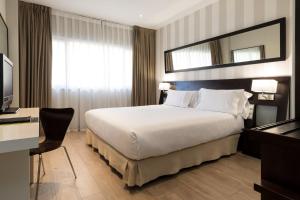 A bed or beds in a room at Sercotel Madrid Aeropuerto