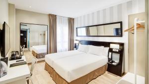 A bed or beds in a room at Sercotel Madrid Aeropuerto