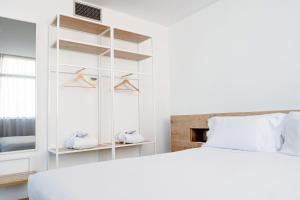 A bed or beds in a room at Sercotel Madrid Aeropuerto