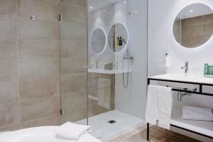 A bathroom at Sercotel Madrid Aeropuerto