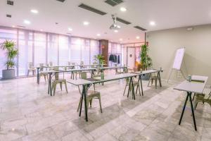 A restaurant or other place to eat at Sercotel Madrid Aeropuerto