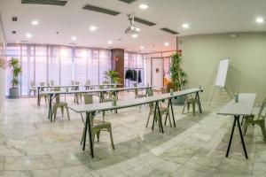 The business area and/or conference room at Sercotel Madrid Aeropuerto