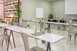 The business area and/or conference room at Sercotel Madrid Aeropuerto