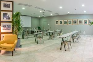 A seating area at Sercotel Madrid Aeropuerto