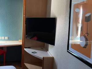 TV a/nebo společenská místnost v ubytování Hotel ibis Narbonne
