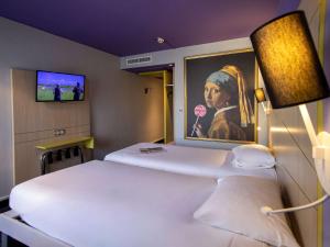 Postel nebo postele na pokoji v ubytování ibis Styles Honfleur Centre Historique