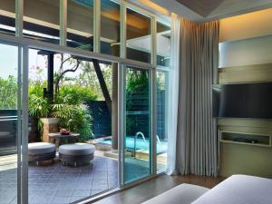 TV a/nebo společenská místnost v ubytování Pullman Phuket Panwa Beach Resort