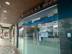 Bazén v ubytování Hotel O Hotel Hamilas nebo v jeho okolí