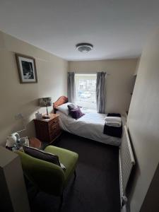 Postel nebo postele na pokoji v ubytování OYO Cocketts Hotel