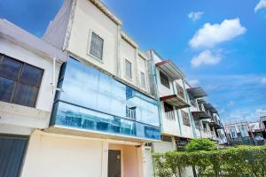 バンダ・アチェにあるCollection O Peunayong Near Masjid Raya Baiturrahman Formerly Siwah Hotelの通路面のガラス張りの建物 +39枚の写真