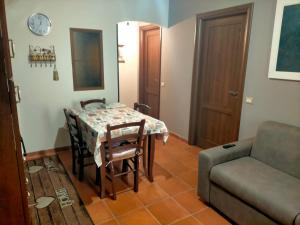 a living room with a table and a couch at LA CASA CHE VORREI in Crotone