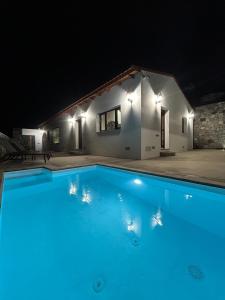 una piscina frente a una casa por la noche en Natura Luxury, en Las Lagunetas 23 fotos más