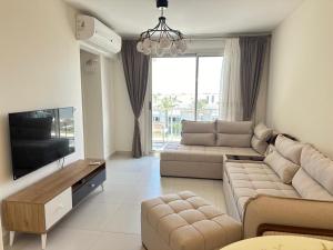 Posezení v ubytování Amazing 1BR Marassi North coast Y401