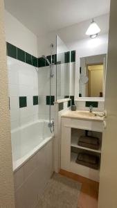 Et badeværelse på Séjour Piscine, Forêt, Océan à Soustons Plage