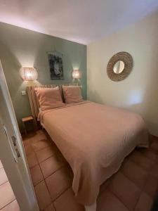 En eller flere senge i et værelse på Séjour Piscine, Forêt, Océan à Soustons Plage + 17 billeder